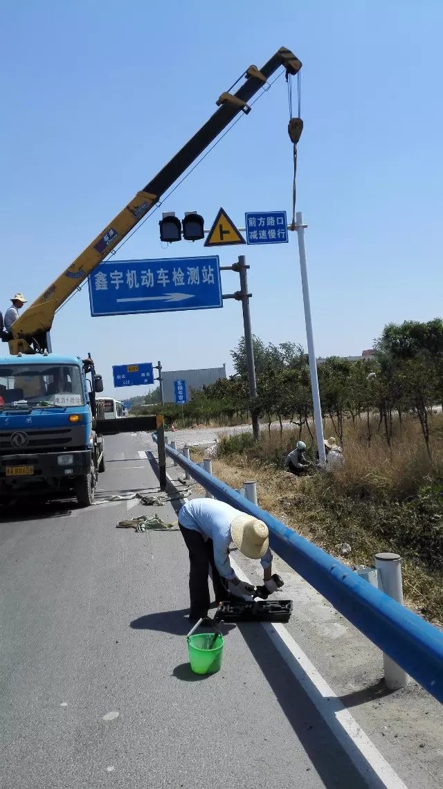 专业工厂划线施工与交通标牌制作 天心区交通标志标线全解析